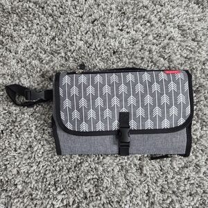 Leke Baby Gray White Arrow Portable Wipeable Padded Baby Changing Pad